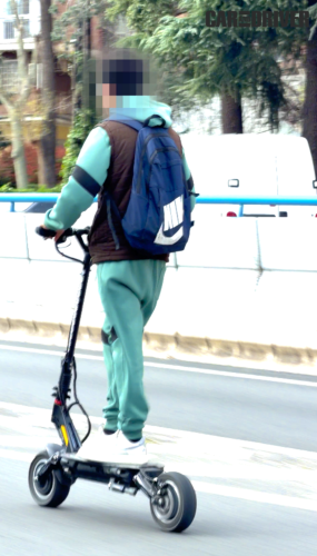 El drama de los patinetes eléctricos continúa: a 80 km/h por Madrid, con auriculares y sin casco