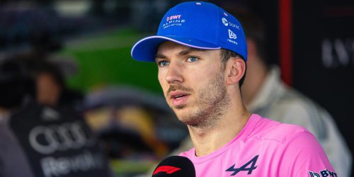 Pierre Gasly, piloto de Alpine, atiza a Esteban Ocon, piloto de Haas, tras su toque en GP Australia