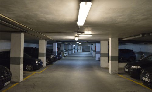 El día que te encuentras un coche ‘okupa’ en tu plaza: ¿se puede hacer algo en estos casos? La LPH responde