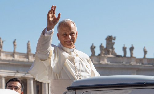 De la silla gestatoria a un motor de 587 CV: el drástico cambio del nuevo papamóvil eléctrico que llega a España