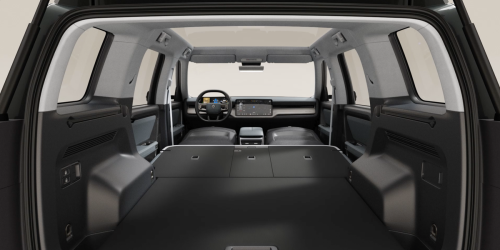 Amantes del camping, el Rivian R2 con sus asientos abatidos puede ser vuestra nueva camper favorita