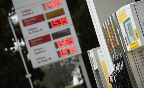 Repostar poco dinero cada vez que paras en la gasolinera: el hábito que parece ahorrar, pero no siempre compensa