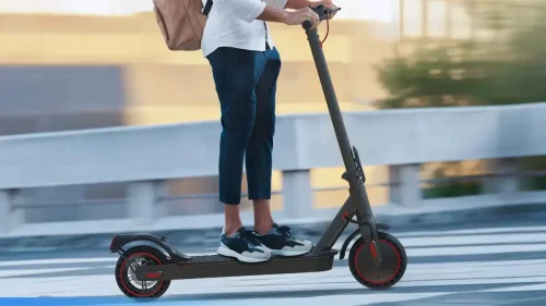 La comunidad no puede prohibirte cargar el patinete eléctrico si cumples este artículo de la Ley de Propiedad Horizontal