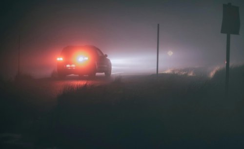 Conducía con niebla y me fijé en lo que hacen muchos conductores con las luces: es difícil de entender