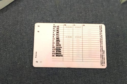 Lo que puede pasarte si conduces un coche manual con el carnet de automático