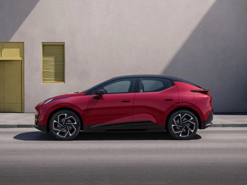 El lado oscuro de los controles por voz: Este conductor en China se quedó sin luces en plena noche