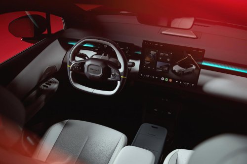 El lado oscuro de los controles por voz: Este conductor en China se quedó sin luces en plena noche