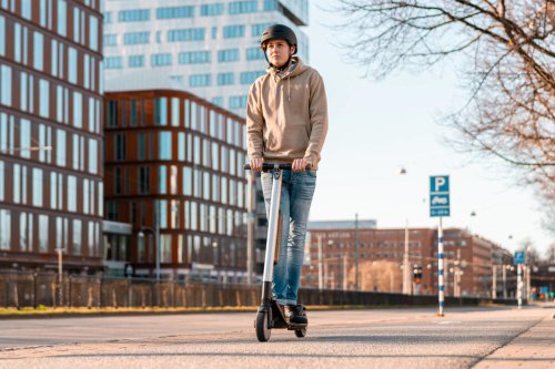 A qué edad se puede conducir un patinete eléctrico en España: la normativa que se aplica en 2026