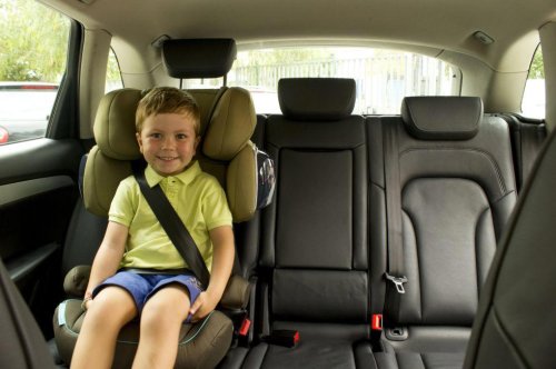 Una propuesta que sacude a la DGT: ¿y si llevar a los niños en el asiento delantero fuese la clave para evitar tragedias?