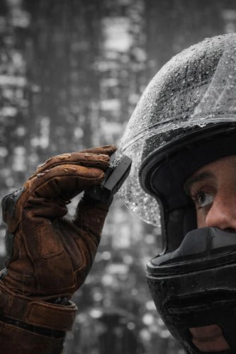 Cómo eliminar el vaho y el agua del casco a la vez: llega el nuevo accesorio imprescindible para motoristas