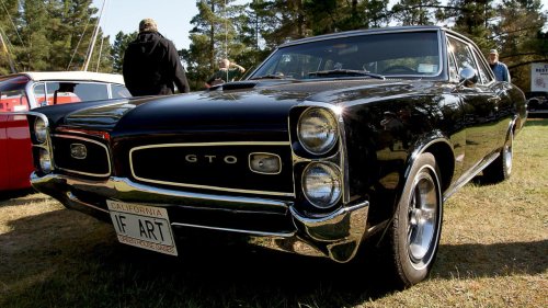 8 American cars that defined the spirit of the 1960s