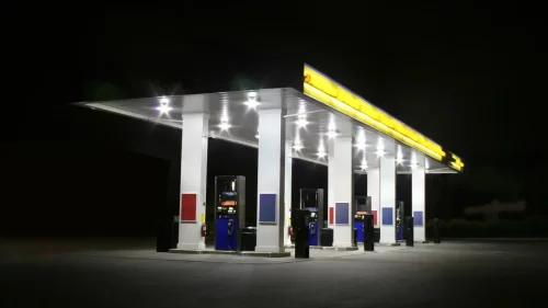 Cuánto vas a ahorrar en un depósito de diésel y en uno de gasolina con la bajada del 10% de IVA