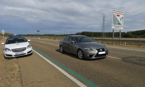 Citroën, Algo raro está pasando en esta carretera: estos misteriosos cuadrados rojos están desconcertando a los conductores