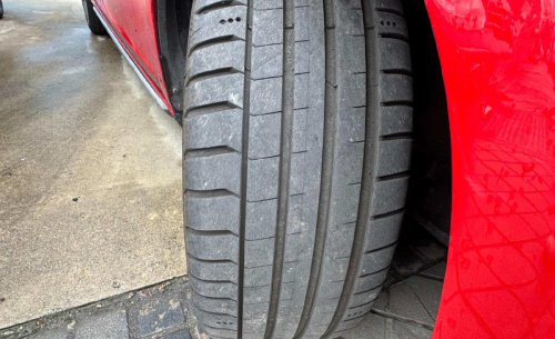 ¿Qué significan estos pequeños agujeros en tu neumático? Un pequeño misterio que casi nadie conoce