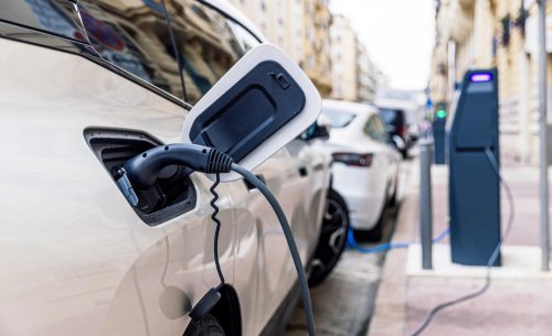 El 'infierno' de las más de 10 aplicaciones: por qué cargar un coche eléctrico en España sigue siendo una pesadilla