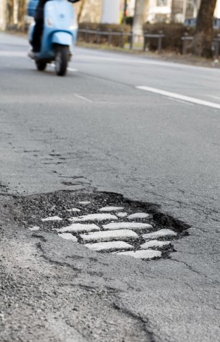 El peligro invisible bajo el asfalto: la “trampa mortal” que espera a los motoristas esta primavera