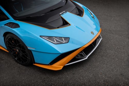 ¿Para qué sirve esta cinta que cuelga en el frontal de algunos coches? Cada vez más la llevan y su función te sorprenderá
