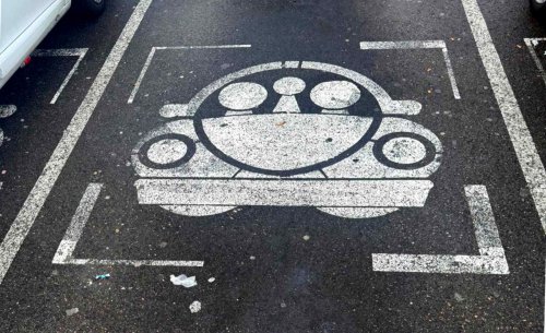 Así es la señal que está apareciendo en los parkings de los centros comerciales: y cuidado, porque que muchos la están interpretando mal