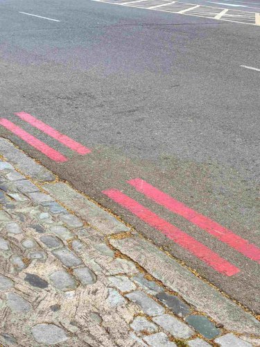 Miles de conductores se confunden: cuidado si te encuentras estos dos tipos de líneas rojas en la calzada por Madrid, podría salirte bastante caro