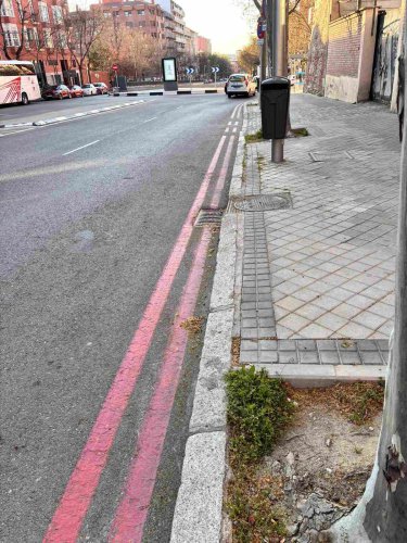 Miles de conductores se confunden: cuidado si te encuentras estos dos tipos de líneas rojas en la calzada por Madrid, podría salirte bastante caro