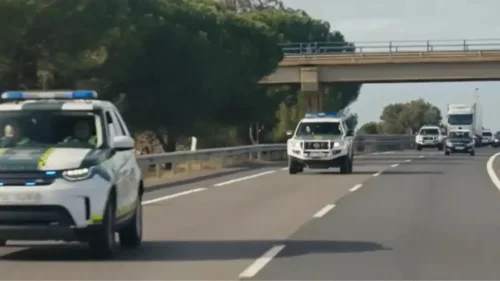 Un convoy de la Guardia Civil custodia un camión que transporta 58 millones de euros en droga