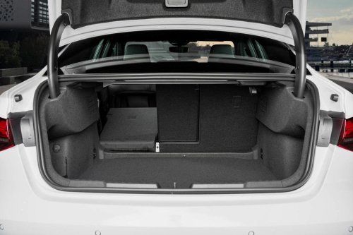 Compacto, sedán, diésel, prémium: y aún así, tiene mucho sentido