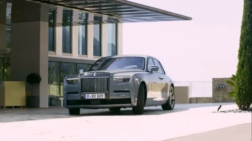 El CEO de Rolls-Royce se baja del carro de los eléctricos porque no hay demanda. "El V12 forma parte de nuestra historia"