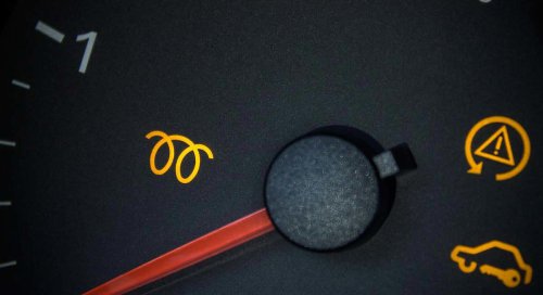 Qué significa la luz en forma de espiral del coche: ignorarla puede provocar averías graves en el motor