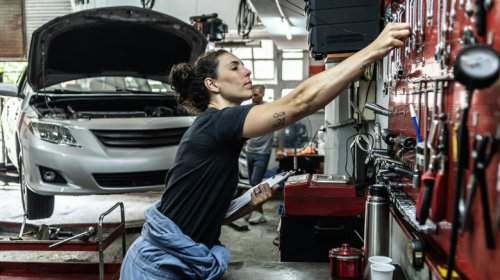 This is the essential tool every hybrid and EV auto mechanic needs