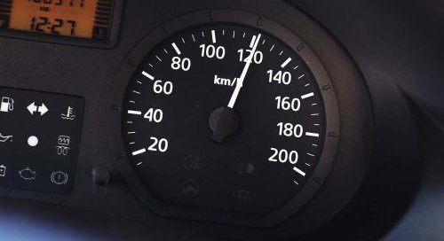 Acelera tu coche o lo vas a dañar: un mecánico explica por qué conducir despacio no siempre es buena idea