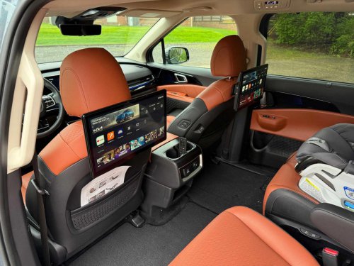 The Kia Carnival is the minivan that SUV buyers secretly want