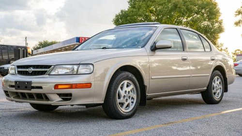 2004 Infiniti I35 is a forgotten Lexus ES rival to remember