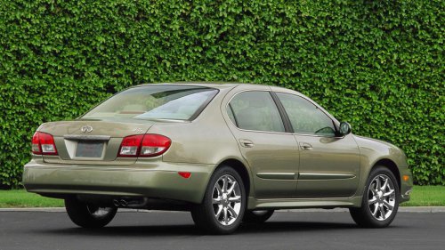 2004 Infiniti I35 is a forgotten Lexus ES rival to remember