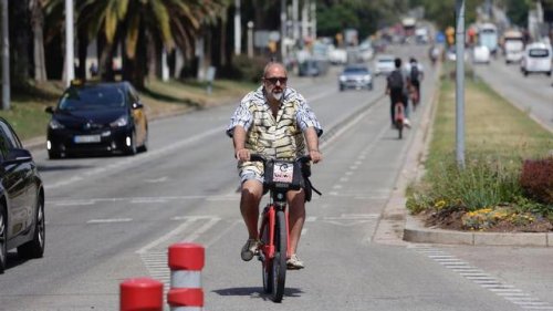 Según la DGT nunca deberías adelantar a los ciclistas de esta manera