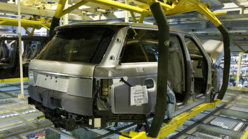 Land Rover vuelve a parar su producción tras meses difíciles, y no es por una bajada en la demanda