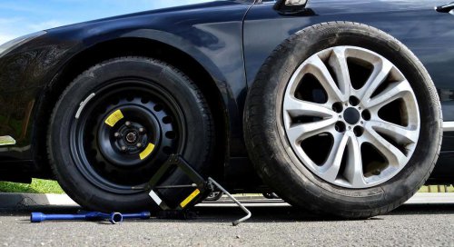 Qué es la regla del 50-50 en coches: el truco que puede sacarte de un apuro al usar la rueda de repuesto