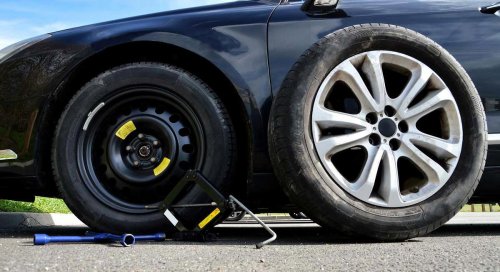 Qué es la regla del 50-50 en coches: el truco que puede sacarte de un apuro al usar la rueda de repuesto