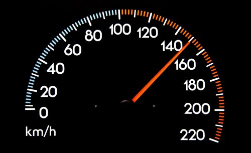 ¿Sabías que en España hay casos en los que se puede circular a más de 120 km/h sin multa?