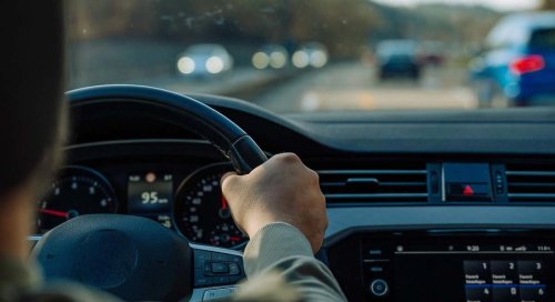 La DGT alerta a los conductores: este gesto muy común al volante reduce la capacidad de reacción