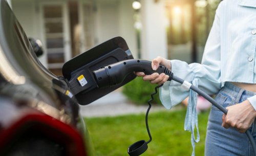 El timo de las tarifas para recargar coches eléctricos destapado por la OCU: por qué lo 'especial' te sale más caro