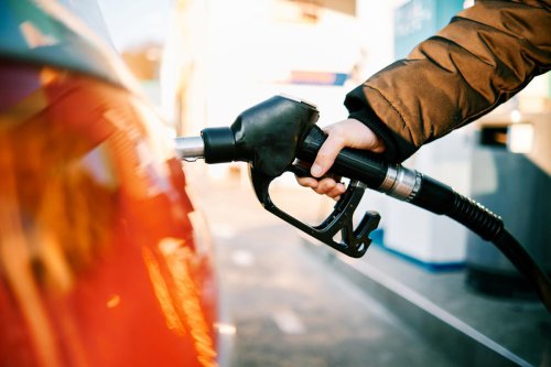 Afirma que echar gasolina en verano a pleno sol es una mala idea y siembra la duda en TikTok: ¿influye la temperatura a la hora de repostar?