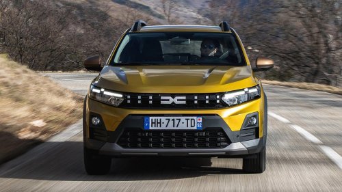 Dacia, Toyota Corona, Toyota, Toyota C-HR, Los coches más vendidos en marzo de 2026, el Dacia Sandero recupera la corona y Toyota sorprende con el C-HR
