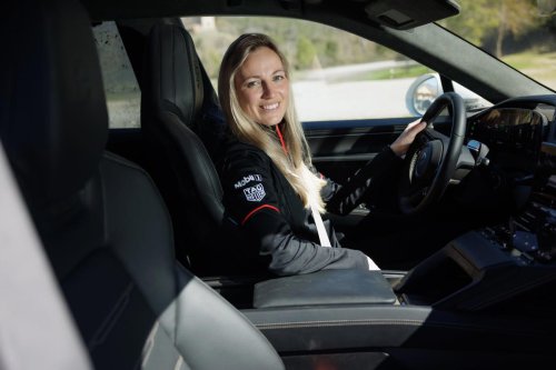 Experimentamos el secreto que convierte al Porsche Cayenne Turbo Electric en un auténtico coche de rally en manos de esta piloto