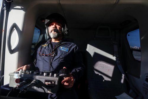 Ese tiene pinta de ir 'ligerillo', que nos vea: una hora y media en el helicóptero de la DGT a la caza de excesos de velocidad y otras temeridades