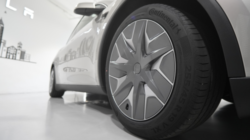 Tesla gave me a sneak peek at the 6-seater Model Y—I couldn’t tell the difference