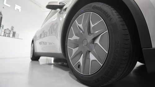 Tesla gave me a sneak peek at the 6-seater Model Y—I couldn’t tell the difference