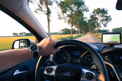 Un hombre circula casi a ciegas tras abrirse el capó de su coche en plena carretera: solo veía por un hueco del parabrisas