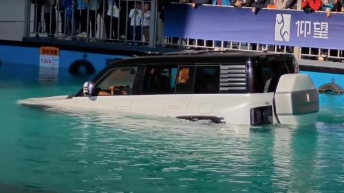 The Deepal E07 family SUV that can turn into a pickup truck