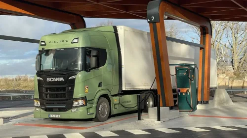 Un ingeniero sueco recorre con un camión eléctrico de 27 toneladas 73.500 km y pasa por 21 países. A su experiencia le pone un gran pero