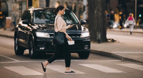 La distracción más común en la calle puede ser sancionada en España